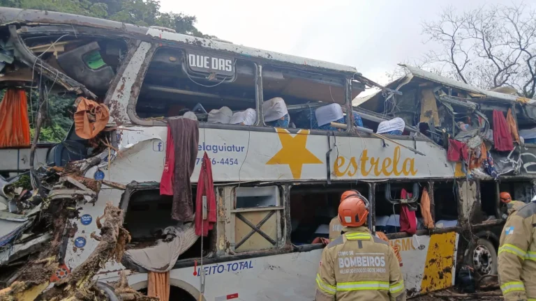 Tombamento de ônibus em Petrópolis deixa nove mortos e dezenas de feridos Tombamento de ônibus em Petrópolis deixa nove mortos e dezenas de feridos