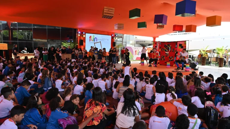 FLIN reúne mais de 50 mil pessoas em celebração à literatura e cultura em Niterói FLIN reúne mais de 50 mil pessoas em celebração à literatura e cultura em Niterói