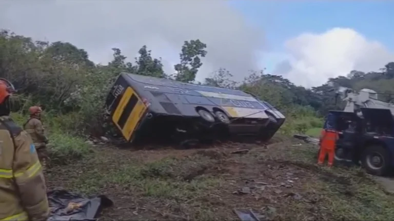 Acidente com ônibus na Serra de Petrópolis deixa 10 mortos e 4 feridos hospitalizados em BH Acidente com ônibus na Serra de Petrópolis deixa 10 mortos e 4 feridos hospitalizados em BH