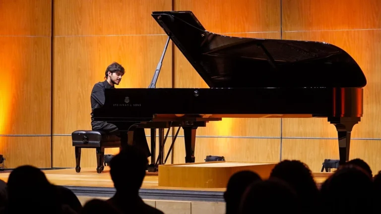 Bruno de Lorenzo: recital solo no Theatro Municipal de Niterói destaca talento da nova geração Bruno de Lorenzo: recital solo no Theatro Municipal de Niterói destaca talento da nova geração