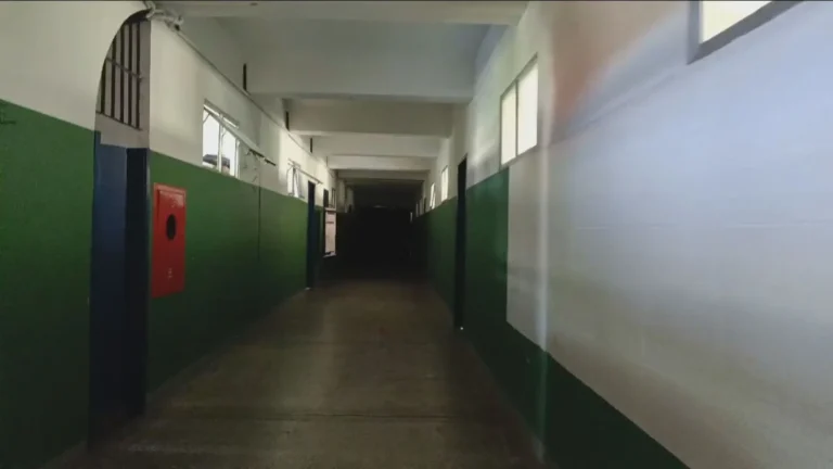 CIEP em Duque de Caxias enfrenta quase cinco meses sem luz após furto de cabos CIEP em Duque de Caxias enfrenta quase cinco meses sem luz após furto de cabos