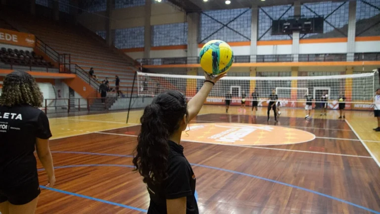 Curso de Vôlei para Professores de Niterói fortalece ensino e legado esportivo