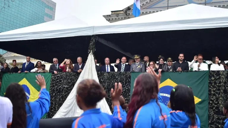 Desfile de 7 de Setembro em Niterói Une Forças Armadas e Comunidade Mesmo com Chuva