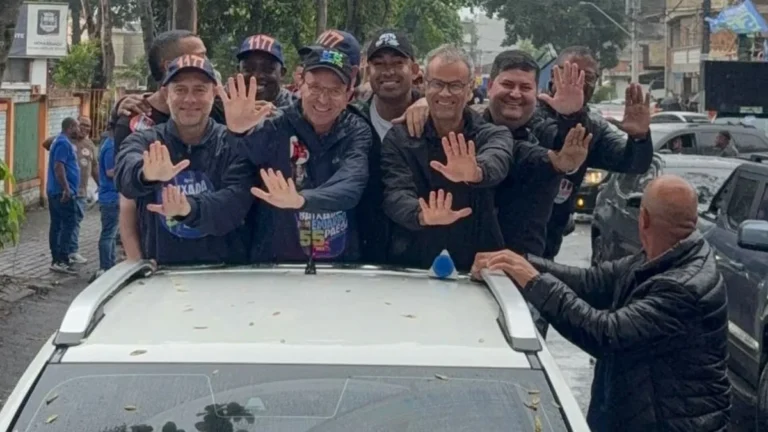 Eduardo Paes Realiza Carreata em Nova Iguaçu Mesmo Sob Chuva
