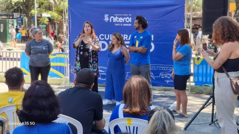 Evento Cultura Surda traz arte e expressão em Libras no Campo de São Bento Evento Cultura Surda traz arte e expressão em Libras no Campo de São Bento