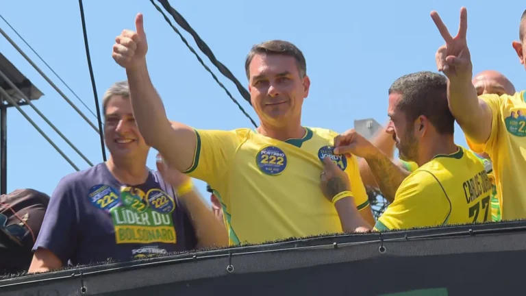 Flávio Bolsonaro reforça campanha na Baixada Fluminense com críticas a Lula e propostas para governo Flávio Bolsonaro reforça campanha na Baixada Fluminense com críticas a Lula e propostas para governo