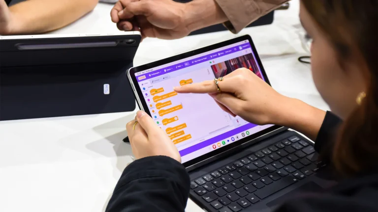 Sesc RJ lança hackathon para estimular meninas de Duque de Caxias na ciência e tecnologia