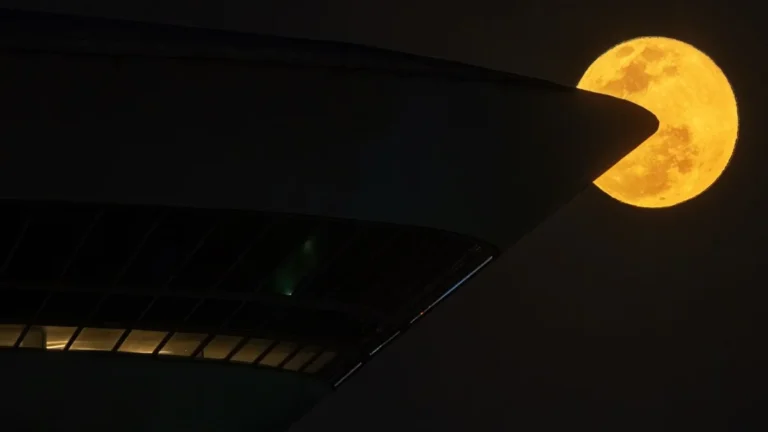 Lua cheia em Niterói cria ilusão de Pac-Man ‘mordendo’ museu de Niemeyer Lua cheia em Niterói cria ilusão de Pac-Man 'mordendo' museu de Niemeyer