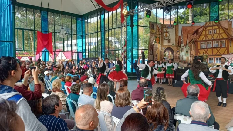 Serra Serata em Petrópolis: Celebração Autêntica da Cultura Italiana Serra Serata em Petrópolis: Celebração Autêntica da Cultura Italiana
