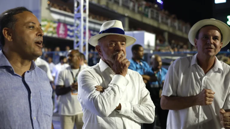 TSE aceita ação de Flávio Bolsonaro contra Lula por desfile da Acadêmicos de Niterói TSE aceita ação de Flávio Bolsonaro contra Lula por desfile da Acadêmicos de Niterói