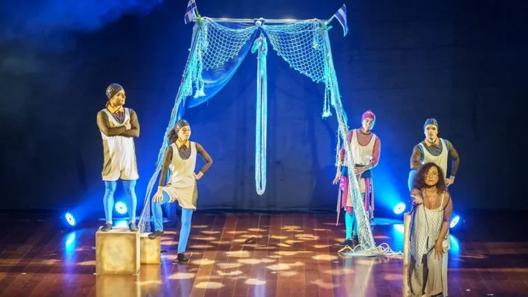 Espetáculo no Teatro Municipal de Niterói resgata cultura caiçara e alerta para preservação do mar