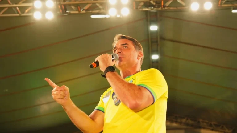 Flávio Bolsonaro e o Debate sobre Incentivo ao Turismo Sexual no Rio Flávio Bolsonaro e o Debate sobre Incentivo ao Turismo Sexual no Rio