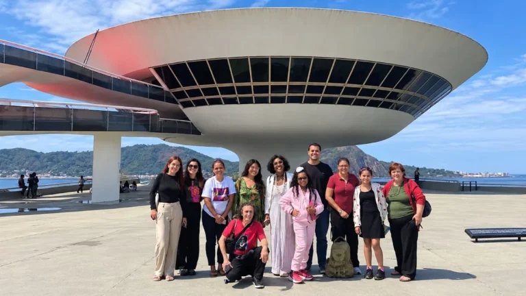 Passaporte Cultural leva alunos da Oficina de Pintura ao Museu de Arte Contemporânea de Niterói