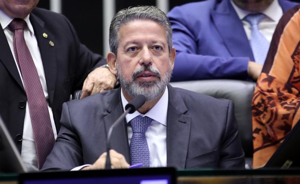 Lira quer acelerar projeto que proíbe delação de presos e criminaliza divulgação; entenda a proposta