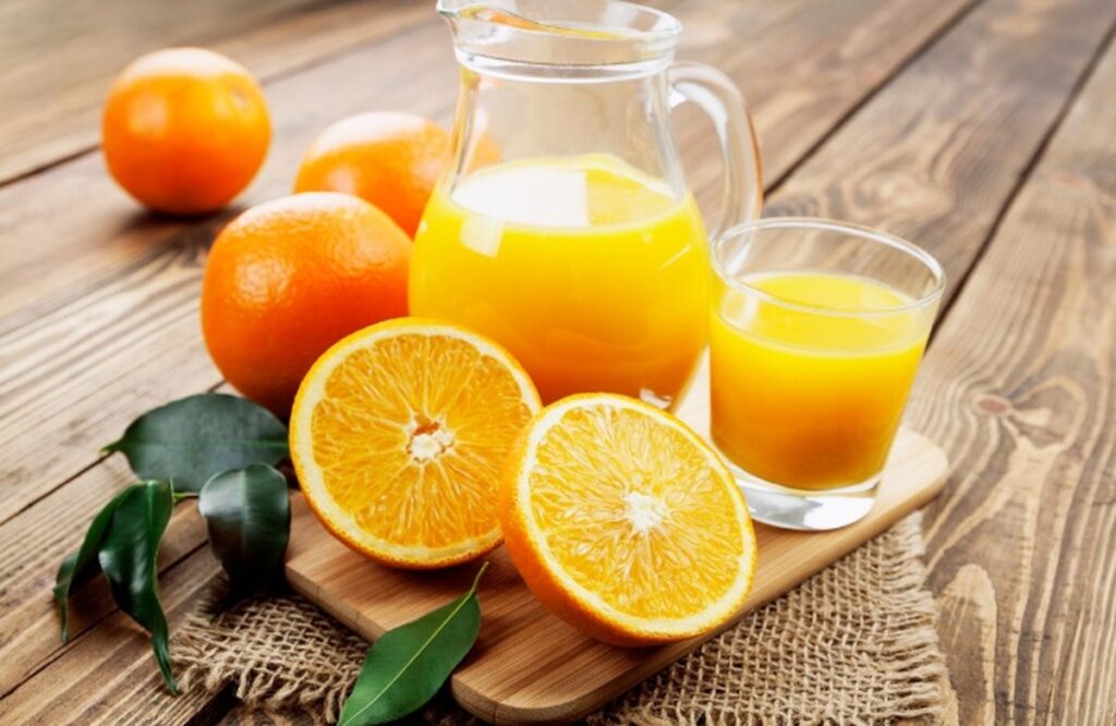 Suco de laranja é benéfico para fortalecer o sistema imunológico. Confira alimentos que previnem problemas de saúde.