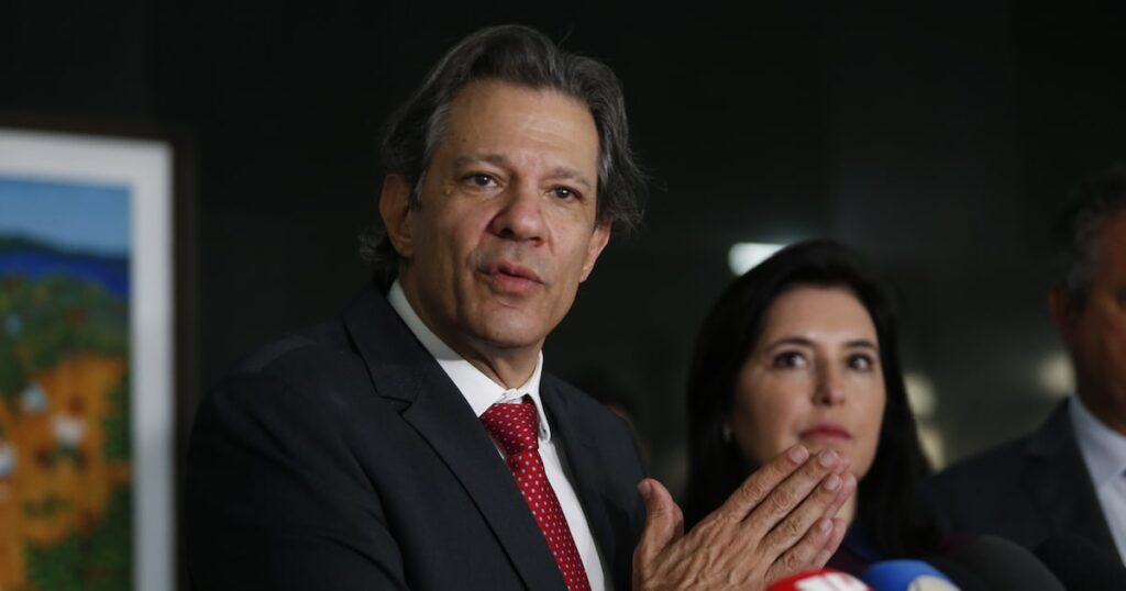 Governo revisa estimativa e prevê déficit de R$ 28,8 bilhões em 2024, próximo do limite para atingir a meta.