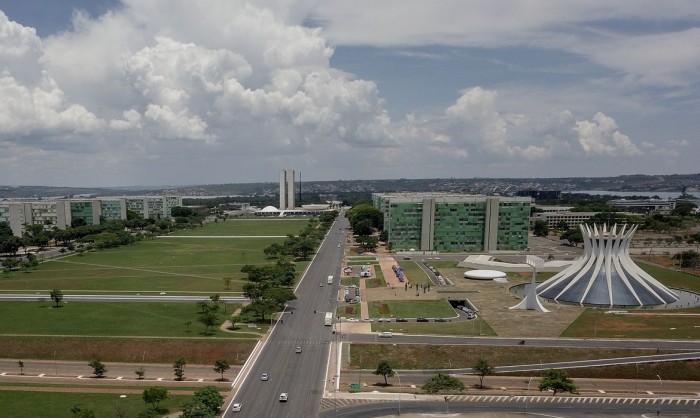 Governo confirma congelamento de R$ 15 bilhões no Orçamento.