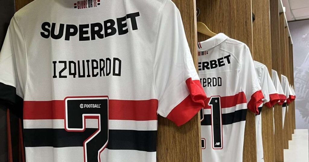 “Camisas do São Paulo exibem nome de Izquierdo em partida contra o Atlético-MG”
