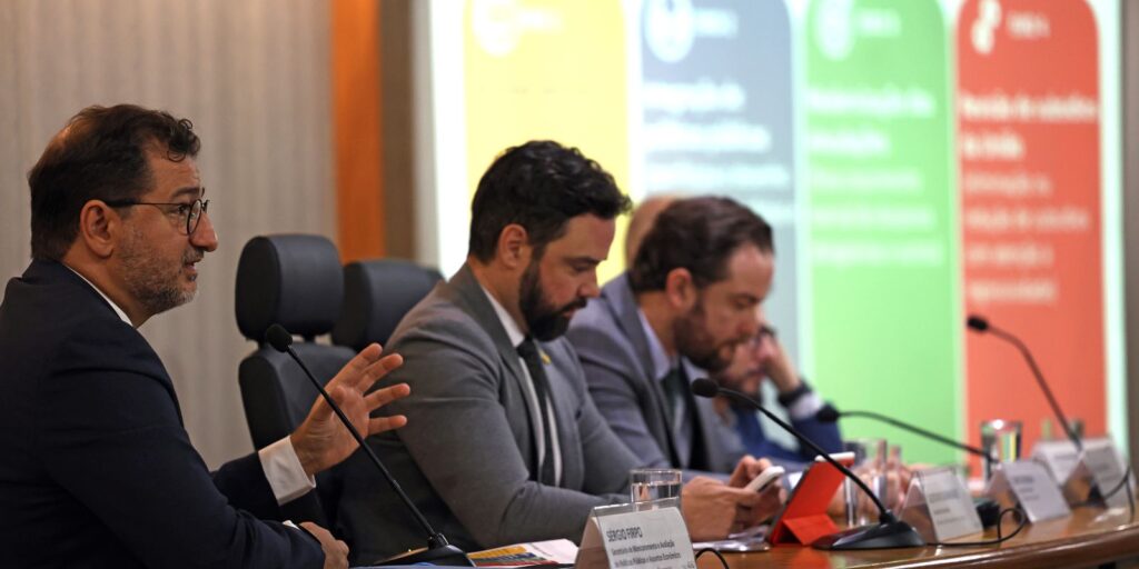 Equipe Econômica Apresenta Estratégias para Reduzir R$ 26 Bilhões em Despesas
