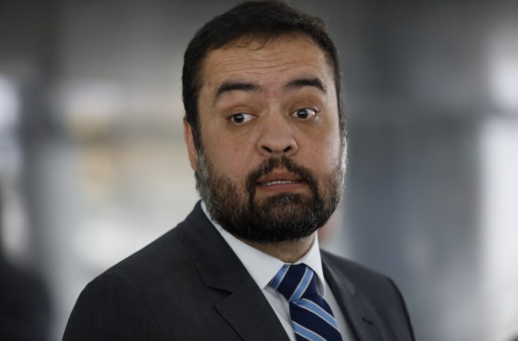 “Cláudio Castro Chama Paes de Maior Traidor da Política; Prefeito Reage à Acusação”