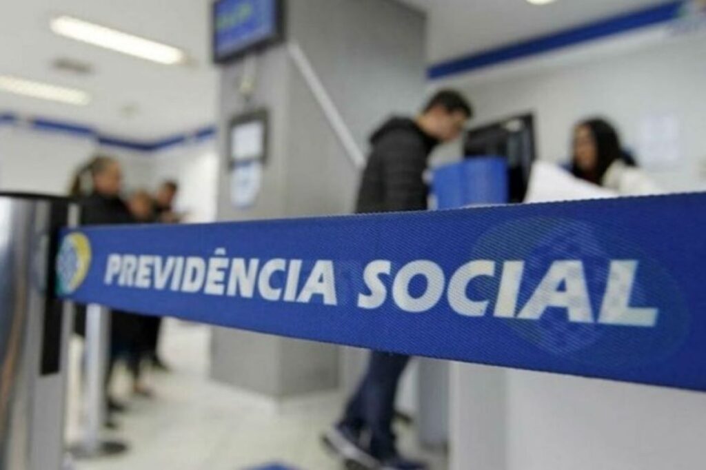 “Farra do INSS: Liga de Beach Tennis se Transforma em Entidade para Aposentados”