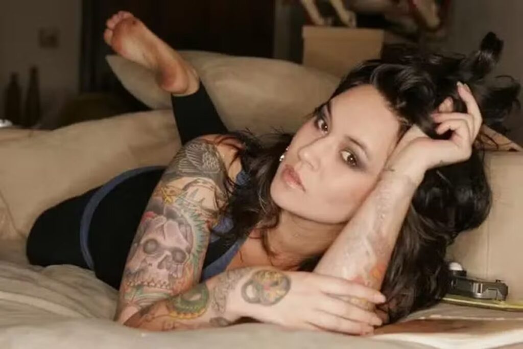 Atriz pornô supostamente envolvida com Dave Grohl, vocalista do Foo Fighters, revela identidade