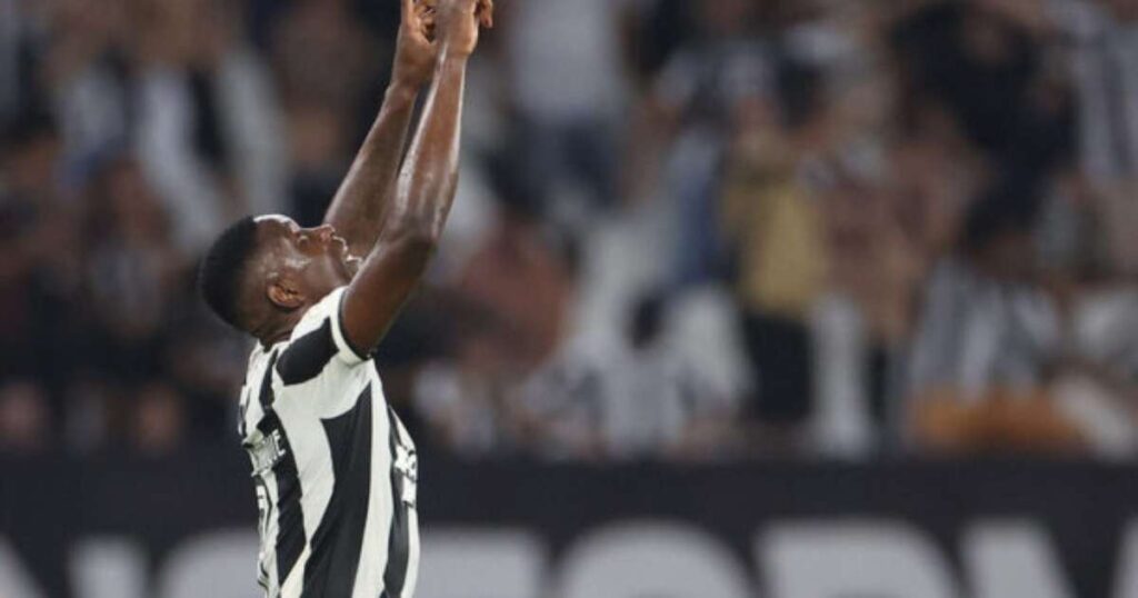 Botafogo vence Corinthians e aumenta vantagem na liderança com vitória sobre Almada