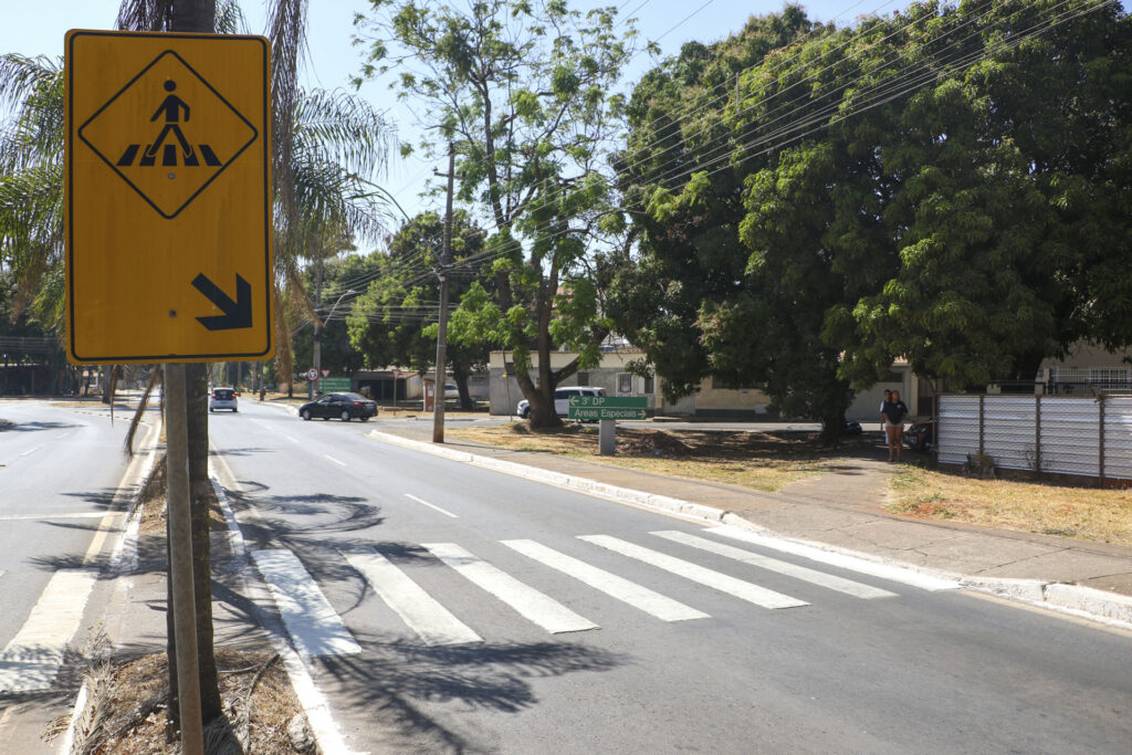 Brasília registra mais de 4,4 mil faixas de pedestres, um exemplo de segurança viária no Brasil