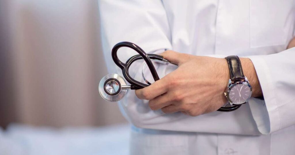 Câmara dos Deputados aprova projeto que exige identificação de médicos durante voos