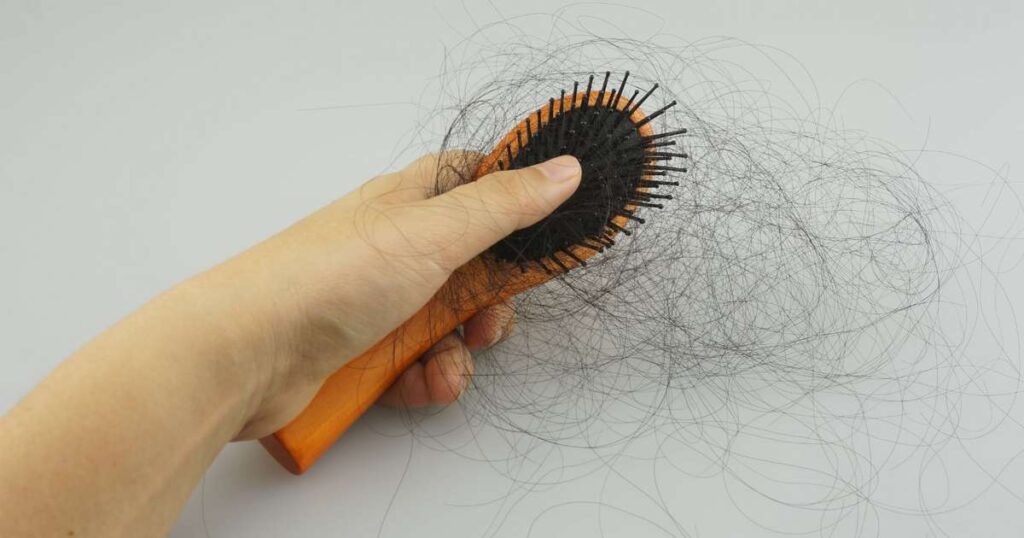 Causas da Queda de Cabelo: Entenda por que os Fios Estão Caindo