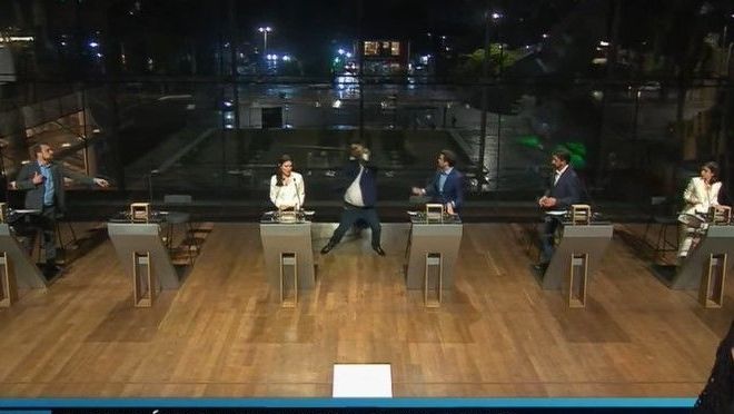 Datena deixa púlpito e ataca Marçal com cadeira em novo ângulo de vídeo