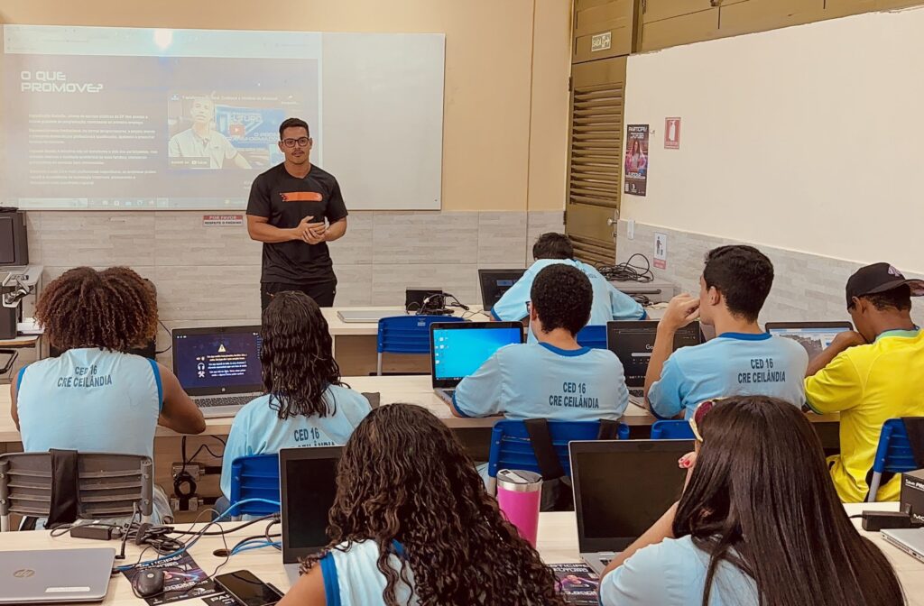 Estudantes da Rede Pública São Capacitados em Computação por Iniciativa Inovadora