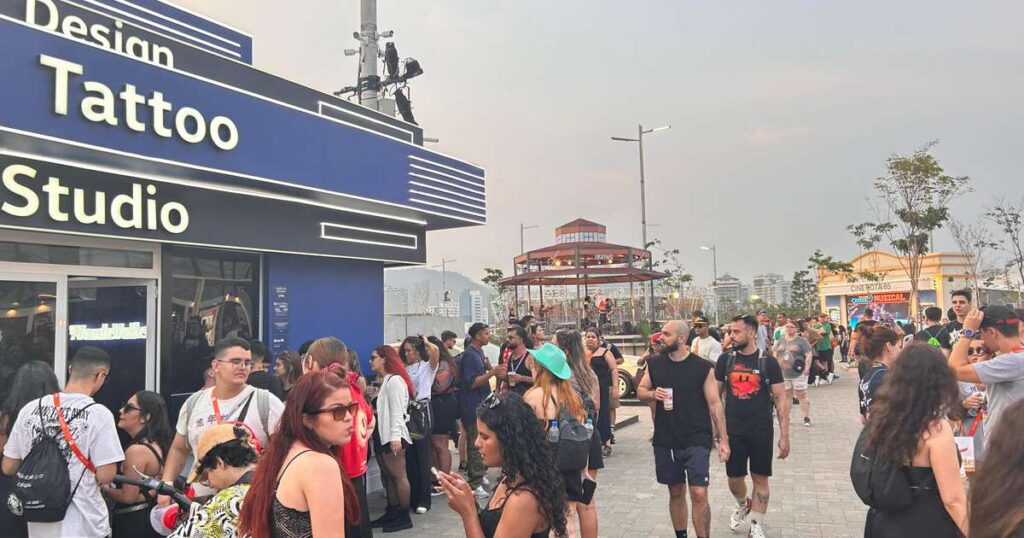 Público critica fila demorada para tatuagem gratuita no Rock in Rio: ‘Influenciadores têm prioridade’