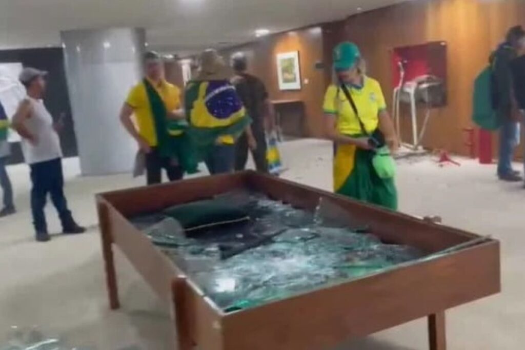 Relembre o Golpe de 8 de Janeiro: O Que Realmente Aconteceu?