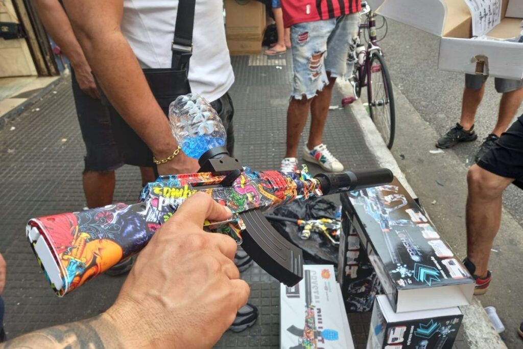 Vídeo: Fenômeno das Armas de Gel conquista a Periferia e faz Sucesso na 25 de Março