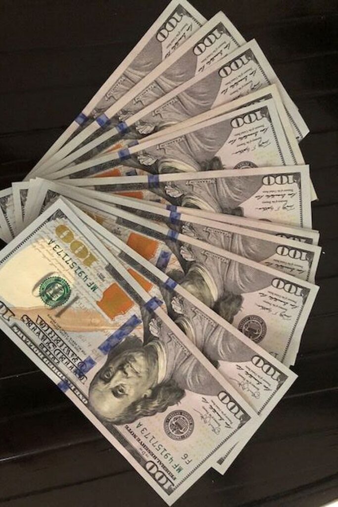 Dólar em alta após divulgação de dados robustos de emprego nos EUA sinalizarem cortes graduais nas taxas do Fed