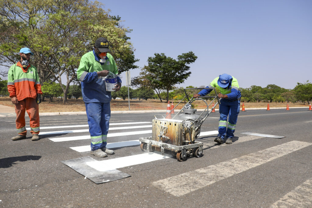 Governo inicia limpeza e pintura de 4,4 mil faixas de pedestres visando preparação para as chuvas