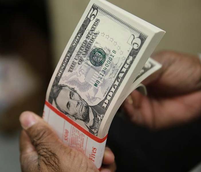 Dólar encerra o dia estável aguardando anúncios fiscais do governo