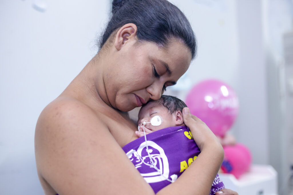 Nova lei distrital destaca a saúde mental das mães em foco