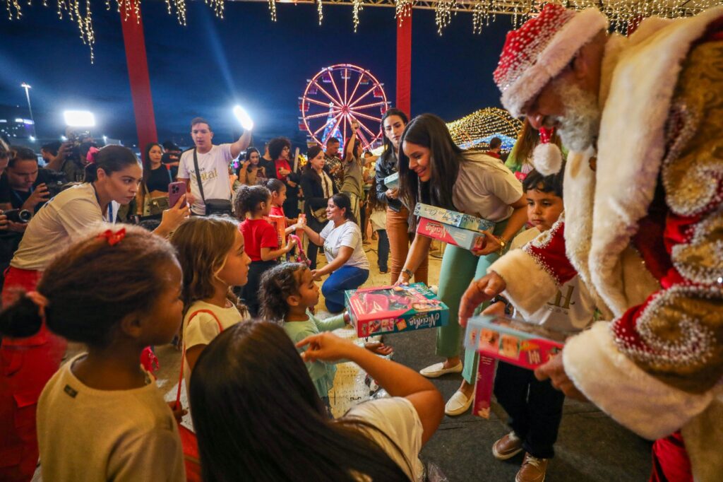 Crianças de instituições sociais desfrutam uma tarde divertida no evento Nosso Natal