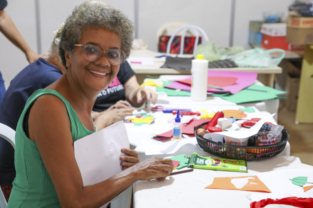 “Projeto Empodera Mulheres ao Oferecer Atividades Infantis para Filhos e Netos”