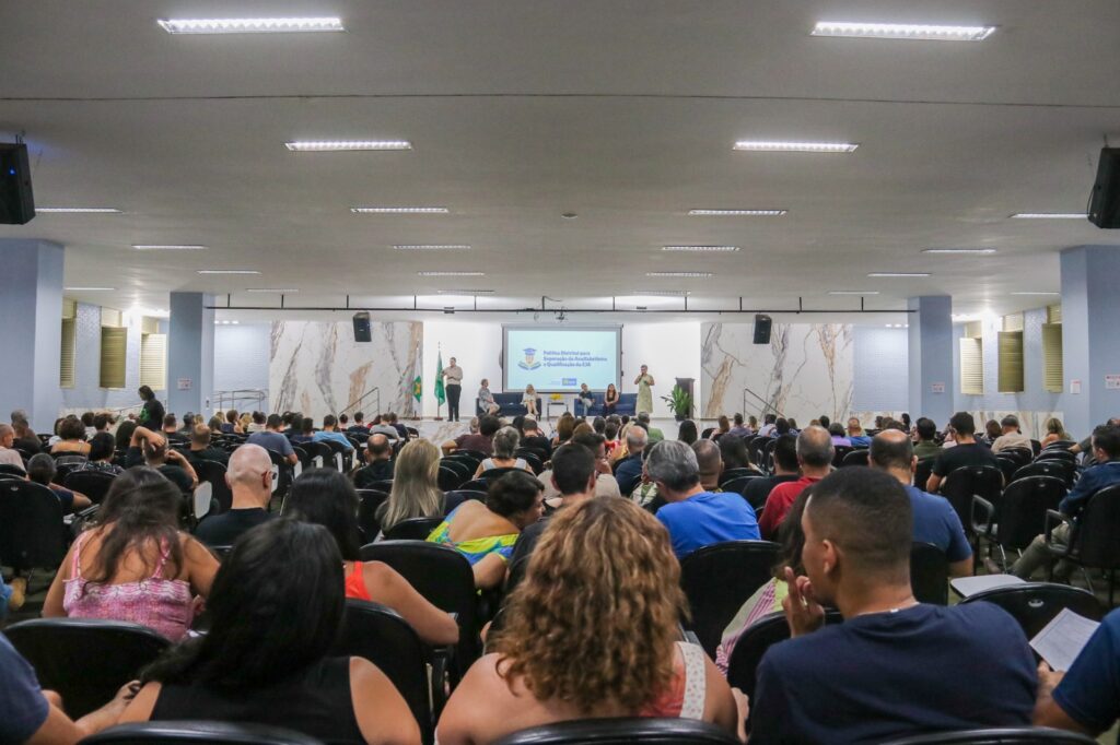 “Nova Política Distrital Visa Combater o Analfabetismo e Promover a Qualificação na Educação de Jovens e Adultos (EJA)”