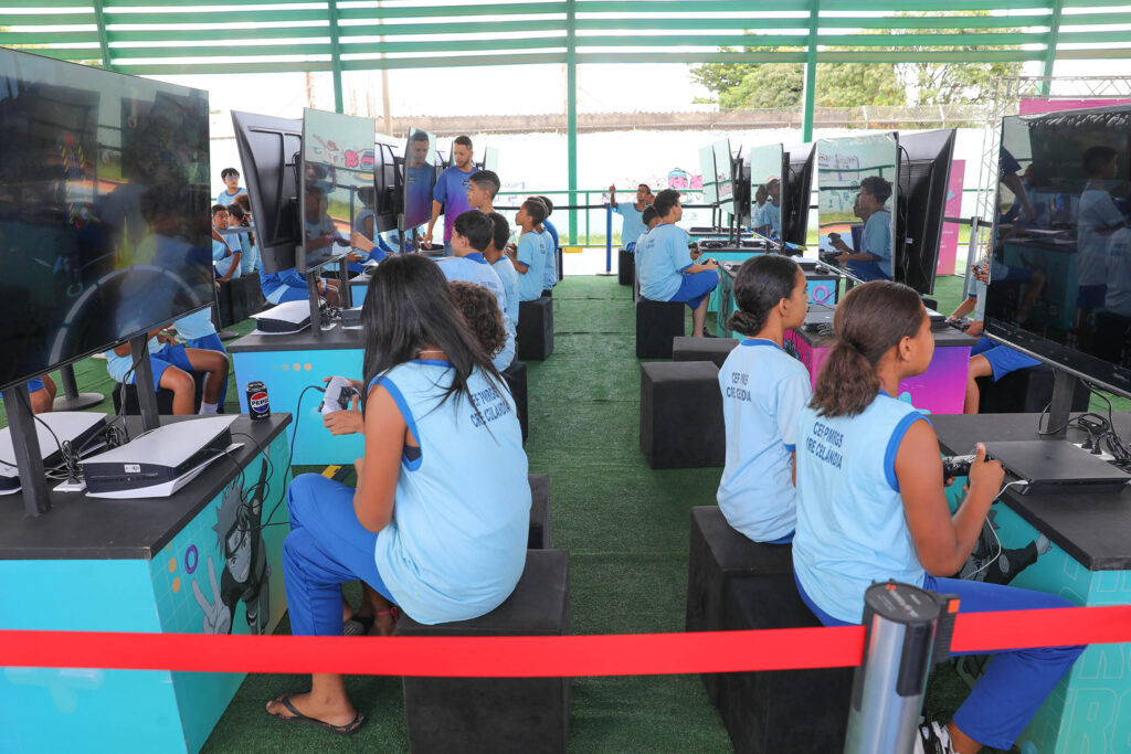 Cyber Arena traz jogos eletrônicos de última geração para estudantes da rede pública em Ceilândia