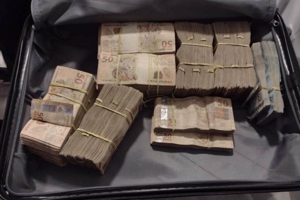 PF apreende mala com R$ 187 mil e veículos de luxo do “Careca do INSS”