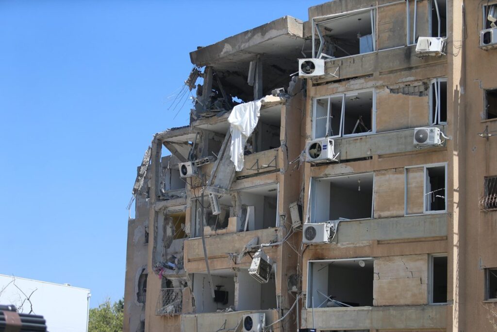 “Míssil Iraniano Atinge Hospital em Israel e Provoca 71 Feridos; Veja os Vídeos”