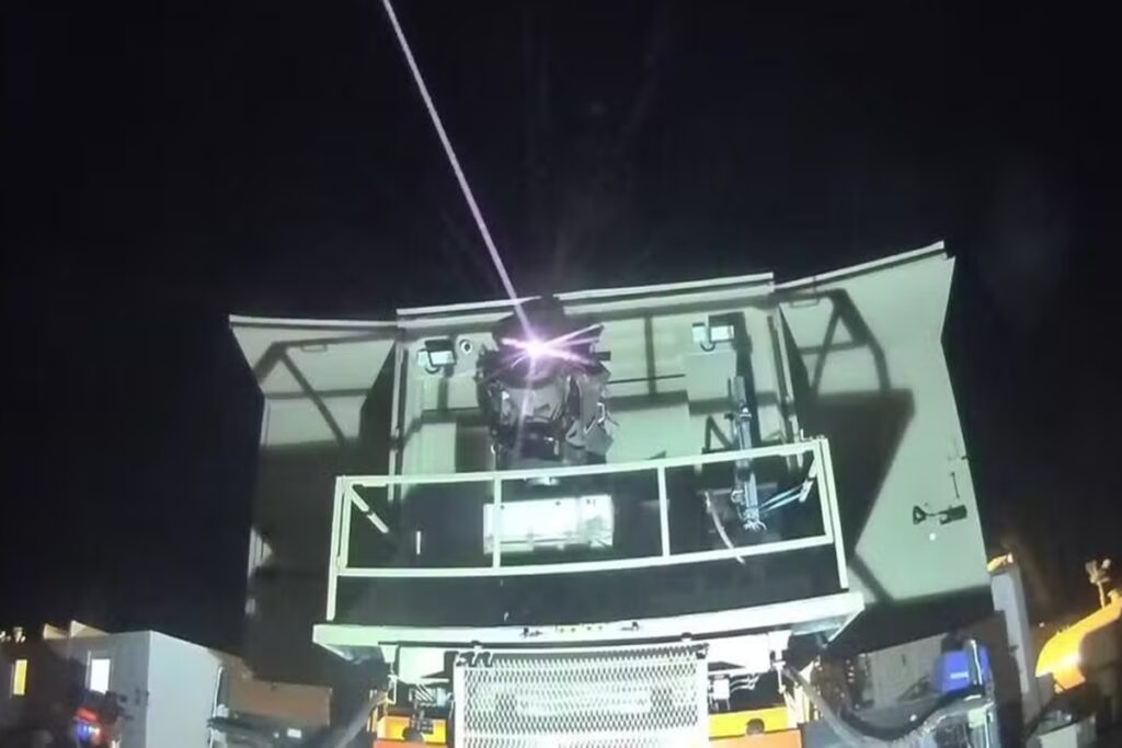 “Raio de Ferro: Como Israel Utiliza Tecnologia a Laser para Derrubar Drones e Mísseis”