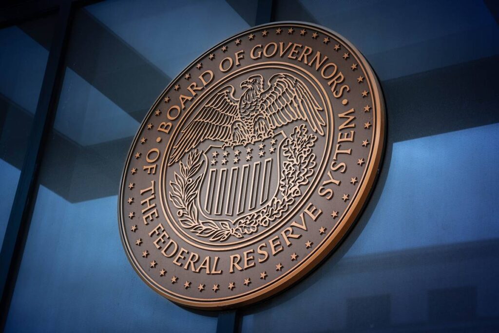 Banco Central dos EUA Mantém Taxa de Juros Estável em Desafio a Trump