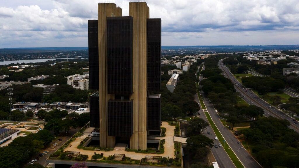 BC aumenta Selic em 0,25 ponto percentual e projeta taxa de 15% por longo período