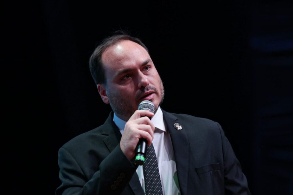 Indiciamento de Carlos Fortalece Teorias Conspiratórias entre Bolsonaristas