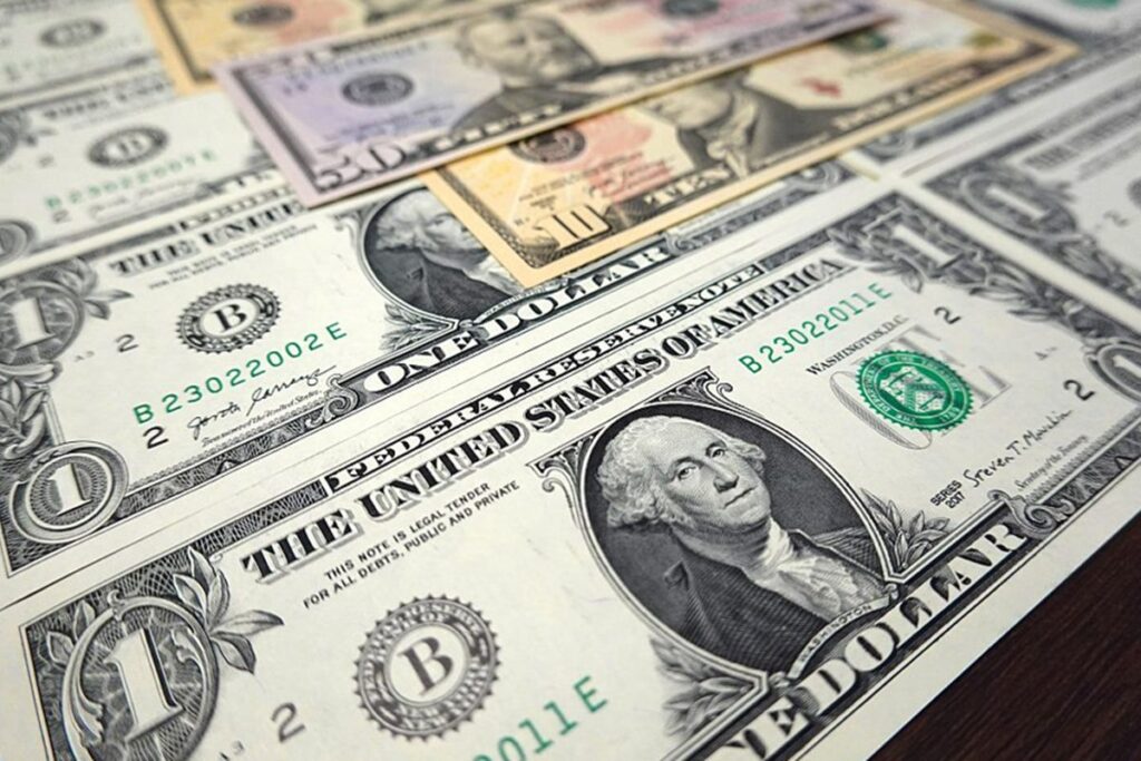 Dólar cai para R$ 5,52 enquanto Bolsa se valoriza em meio a acordos comerciais Imagem do artigo